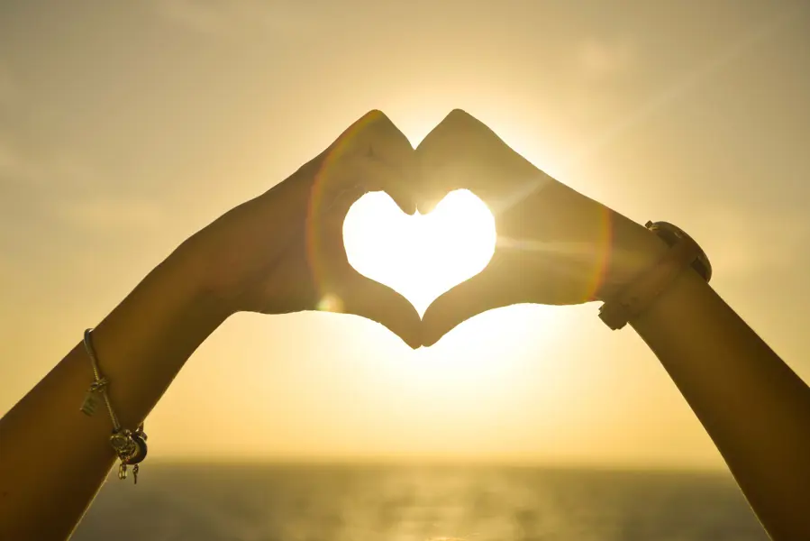 Beautiful Hands Heart 5390
