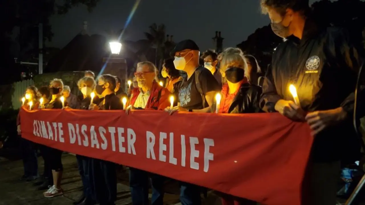 Vigil outside Kirribilli House calls for climate action